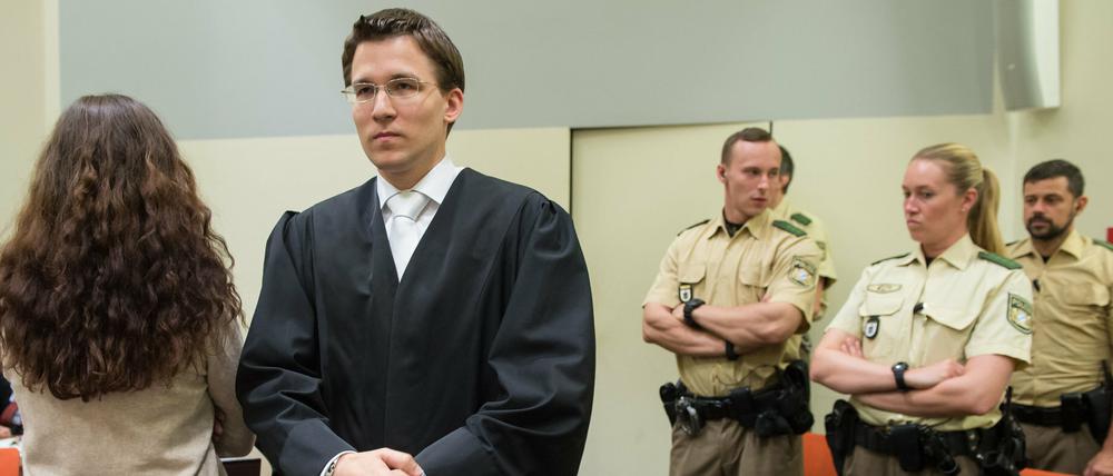 Die Angeklagte Beate Zschäpe neben ihrem Anwalt Mathias Grasel.
