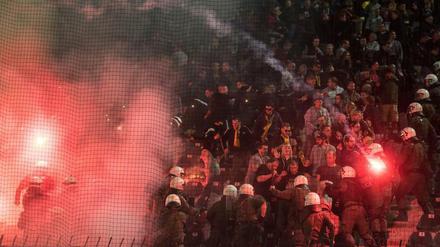 Randale, die niemand braucht. BVB-Fans zündeln, die Polizei prügelt. 