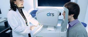 Augenuntersuchung im Studienzentrum Berlin-Nord der Nationalen Kohorte auf dem Campus Berlin-Buch. 