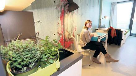 Platz zum Wohnen. Eine Studentin hat im privaten Studentendorf Plänterwald ein Zimmer gefunden. Viele andere suchen noch.