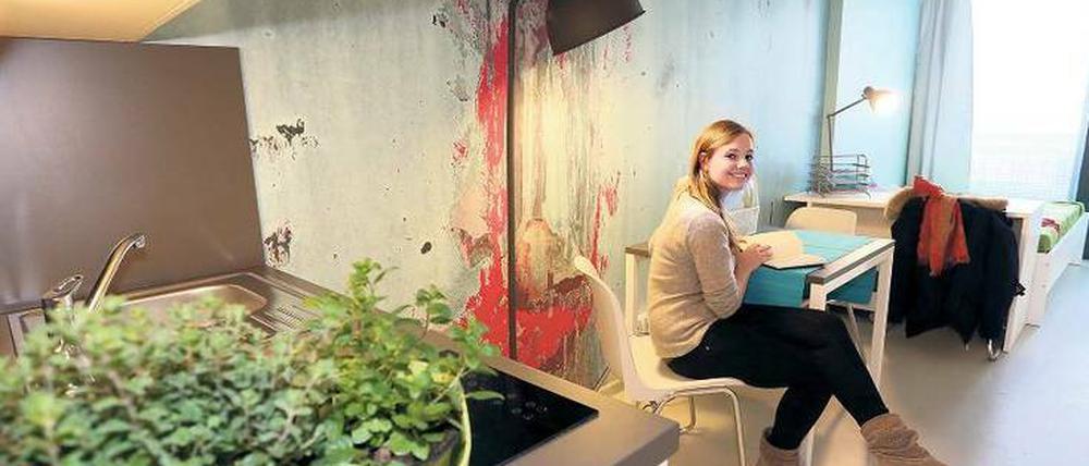 Platz zum Wohnen. Eine Studentin hat im privaten Studentendorf Plänterwald ein Zimmer gefunden. Viele andere suchen noch.