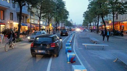 Die Maaßenstraße ist jetzt eine Begegnungszone – hier ein Blick in Richtung Nollendorfplatz. Viele Parkplätze verschwanden; prompt standen am Abend die ersten Autos im Halteverbot. 