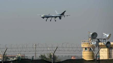 Eine US-Drohne über dem Flughafen von Dschalalabad, wo das US-Militärflugzeug abstürzte.