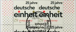 Geschichte? Ja: Nicht nur per Sonderbriefmarke erinnerte Geschichte. In 25 Geschichten von 25 deutschen Paarungen - Kollegen, Partnern, Freunden - stellen sich in der heutigen Tagesspiegel-Ausgabe 25 Ost-West-Doppel vor. 