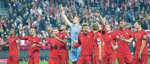 Wo wir sind, da ist oben. Das Personal des FC Bayern, feiernd.
