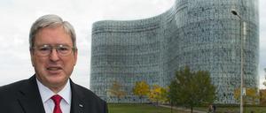 Ein Mann steht vor einem Hochschulgebäude.