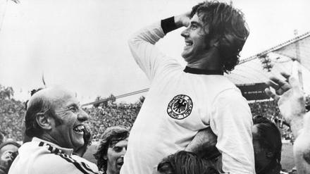Tore, Tore, Tore. Gerd Müller traf immer und überall, ob im Trikot des FC Bayern oder für die deutsche Nationalmannschaft. Hier jubelt er mit Bundestrainer Helmut Schön nach dem 2:1-Sieg im WM-Endspiel 1974 gegen die Niederlande. Das Tor zum Sieg hatte Müller erzielt, wer sonst.