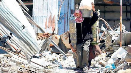 Mit letztem Hab und Gut. Viele syrische Städte wie hier Homs gleichen nach mehr als vier Jahren Krieg einer Trümmerlandschaft.