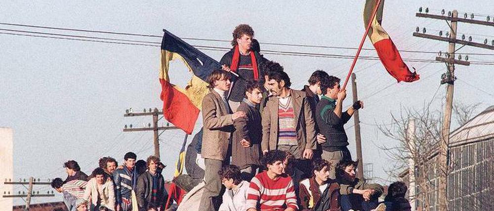 Befreiungsjubel. Rumänen in Denta feiern am 22. Dezember 1989 das Ende von Ceausescus Tyrannei.
