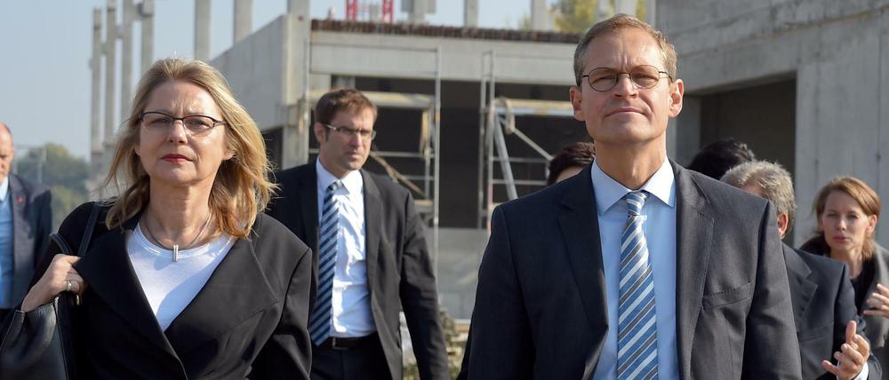 Berlins Regierender Bürgermeister Michael Müller (SPD) und Wirtschaftssenatorin Cornelia Yzer (CDU) gehören zum Steuerungskreis Industriepolitik, der sich am Montag bei Berlin Chemie traf.