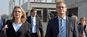 Berlins Regierender Bürgermeister Michael Müller (SPD) und Wirtschaftssenatorin Cornelia Yzer (CDU) gehören zum Steuerungskreis Industriepolitik, der sich am Montag bei Berlin Chemie traf. 