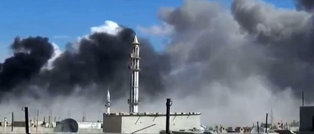 Screenshot eines Videos, das das Homs Media Center am 30. September verbreitet hat. Syrische Kampfflugzeuge flogen dort am 30.9. Luftschläge.