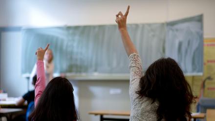 Da sich die Zahl der schulpflichtigen Kinder aus Flüchtlingsfamilien erhöht, soll auch die Anzahl von Lehrern für "Deutsch als Zweitsprache" steigen.
