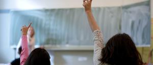 Da sich die Zahl der schulpflichtigen Kinder aus Flüchtlingsfamilien erhöht, soll auch die Anzahl von Lehrern für "Deutsch als Zweitsprache" steigen.