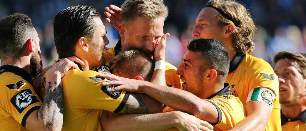 Jubel im Ost-Duell: Dynamo Dresden gewinnt bei Hansa Rostock.