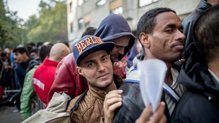 Jamal, Flüchtling aus dem Irak, wartet vor dem Landesamt für Gesundheit und Soziales (LAGESO) in Berlin auf den Einlass zur Registrierung. Hunderte Flüchtlinge warten vor dort der Behörde, um sich registrieren zu lassen. 