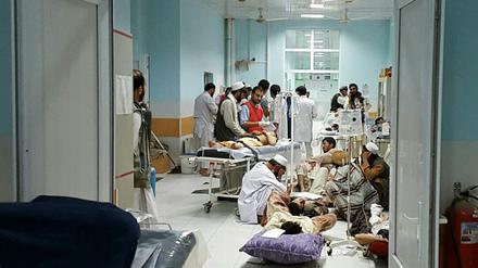 Die Arbeit muss weitergehen. Unter erschwerten Bedingungen. Mit noch mehr Patienten. Seit am Montag sind nach Angaben von „Ärzte ohne Grenzen“ in der Klinik 394 Verletzte behandelt worden. Zum Zeitpunkt des Luftangriffs seien 105 Patienten, Angehörige und gut 80 Mitarbeiter in dem Gebäude gewesen. 