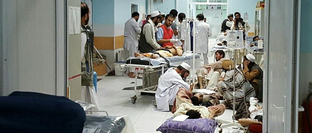 Die Arbeit muss weitergehen. Unter erschwerten Bedingungen. Mit noch mehr Patienten. Seit am Montag sind nach Angaben von „Ärzte ohne Grenzen“ in der Klinik 394 Verletzte behandelt worden. Zum Zeitpunkt des Luftangriffs seien 105 Patienten, Angehörige und gut 80 Mitarbeiter in dem Gebäude gewesen. 
