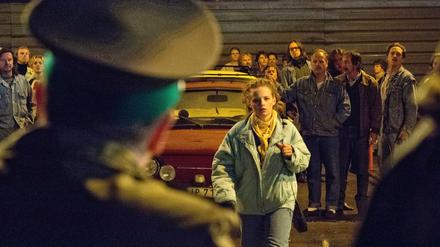 Bornholmer Straße: Melitta (Jasna Fritzi Bauer) nähert sich dem Grenzübergang, um mit ihrem Freund Axel Hoffmann zu reden, der Dienst hat.