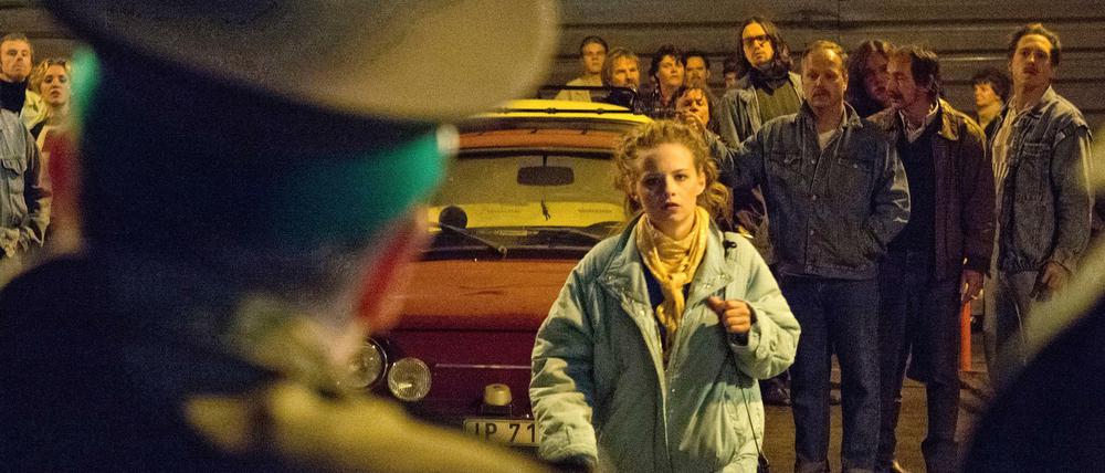 Bornholmer Straße: Melitta (Jasna Fritzi Bauer) nähert sich dem Grenzübergang, um mit ihrem Freund Axel Hoffmann zu reden, der Dienst hat.
