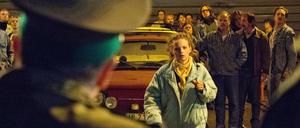 Bornholmer Straße: Melitta (Jasna Fritzi Bauer) nähert sich dem Grenzübergang, um mit ihrem Freund Axel Hoffmann zu reden, der Dienst hat.