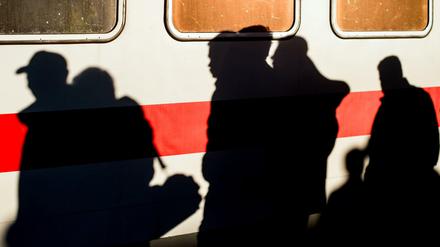 Flüchtlinge am Bahnhof in Schönefeld (Brandenburg). In dem aus Salzburg kommenden Sonderzug waren am Samstag rund 400 Flüchtlinge.