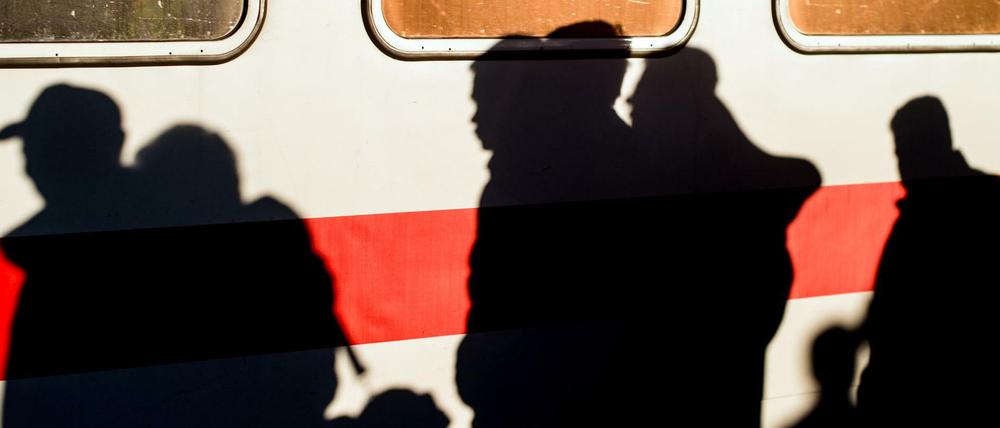 Flüchtlinge am Bahnhof in Schönefeld (Brandenburg). In dem aus Salzburg kommenden Sonderzug waren am Samstag rund 400 Flüchtlinge.