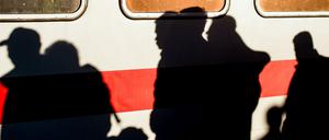 Flüchtlinge am Bahnhof in Schönefeld (Brandenburg). In dem aus Salzburg kommenden Sonderzug waren am Samstag rund 400 Flüchtlinge.