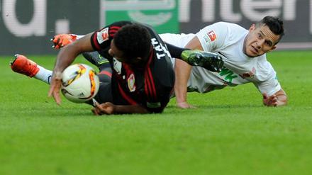 Punkt erkämpft: Raul Bobadilla (r.) und der FC Augsburg gegen Jonathan Tah und Bayer Leverkusen.