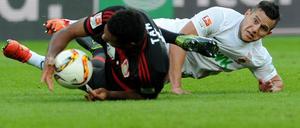 Punkt erkämpft: Raul Bobadilla (r.) und der FC Augsburg gegen Jonathan Tah und Bayer Leverkusen.