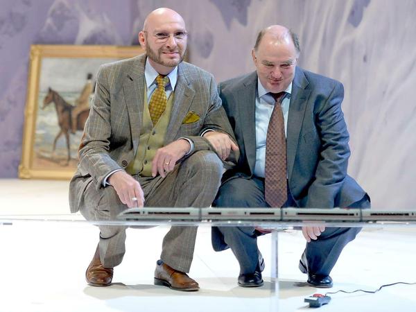 Szene mit einem Kunsthändler (Ralph Morgenstern) und Cornelius Gurlitt (Udo Samel).