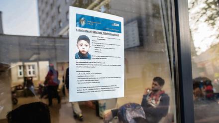 Ein Plakat mit einem Suchaufruf nach dem vierjährigen Flüchtlingsjungen Mohamed an einem Fenster des Landesamts für Gesundheit und Soziales (LAGESO) in Berlin.