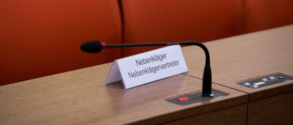 Ein Schild mit der Aufschrift «Nebenkläger - Nebenklägervertreter» steht im Gerichtssaal 101 im Oberlandesgericht in München. Vor dem Oberlandesgericht wurde der Prozess um die Morde des «Nationalsozialistischen Untergrunds» (NSU) fortgesetzt.