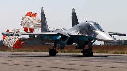 Ein russischer Jet bei der Landung im syrischen Latakia.