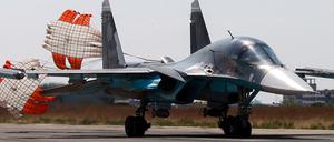 Ein russischer Jet bei der Landung im syrischen Latakia.