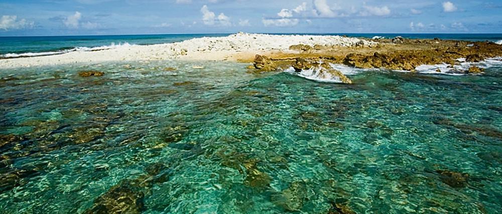 Diese Koralleninsel gehört zum Inselstaat Tuvalu im Pazifik. Der Meeresspiegelanstieg hat sie unbewohnbar gemacht.
