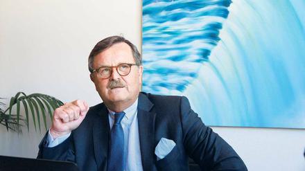 Frank Ulrich Montgomery (63) ist seit vier Jahren Präsident der Bundesärztekammer. Vorher war der gelernte Radiologe lange Chef der Klinikärztegewerkschaft Marburger Bund. Er ist mit einer Ärztin verheiratet und Vater von zwei Kindern.