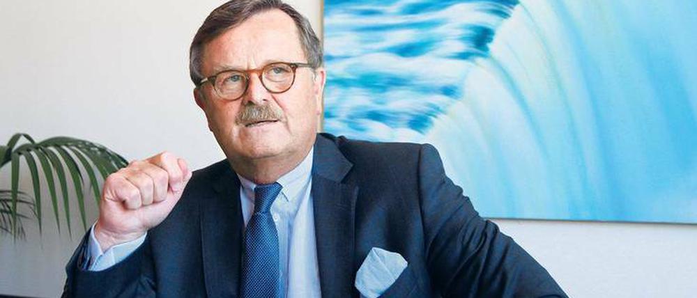 Frank Ulrich Montgomery (63) ist seit vier Jahren Präsident der Bundesärztekammer. Vorher war der gelernte Radiologe lange Chef der Klinikärztegewerkschaft Marburger Bund. Er ist mit einer Ärztin verheiratet und Vater von zwei Kindern.