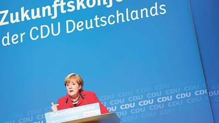 Gemischte Aussichten: Bundeskanzlerin Angela Merkel schwört bei der „Zukunftskonferenz“ ihrer CDU in Wuppertal die Basis auf ihre Flüchtlingspolitik ein. 