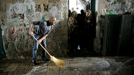 Ein Mann reinigt in der Jerusalemer Altstadt den Ort, an dem am Mittwoch eine palästinensische Frau einen Israeli mit einem Messer attackiert hat. Der Angegriffene schoss daraufhin auf die Täterin und verletzte sie schwer.