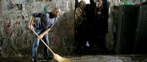 Ein Mann reinigt in der Jerusalemer Altstadt den Ort, an dem am Mittwoch eine palästinensische Frau einen Israeli mit einem Messer attackiert hat. Der Angegriffene schoss daraufhin auf die Täterin und verletzte sie schwer.