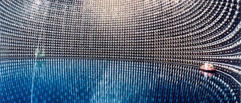 Metamorphosen. Um die Verwandlung der Neutrinos zu beobachten, wurde der japanische Super-Kamiokande in einer alten Zinkmine gebaut. Der 40 Meter hohe Tank ist mit 50 000 Tonnen reinstem Wasser gefüllt, an den Wänden befinden sich 11 000 Lichtsensoren. 