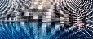 Metamorphosen. Um die Verwandlung der Neutrinos zu beobachten, wurde der japanische Super-Kamiokande in einer alten Zinkmine gebaut. Der 40 Meter hohe Tank ist mit 50 000 Tonnen reinstem Wasser gefüllt, an den Wänden befinden sich 11 000 Lichtsensoren. 