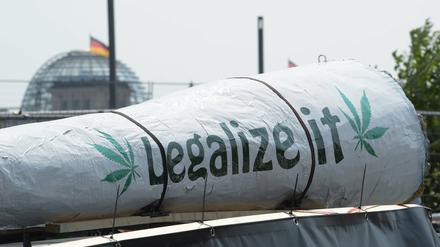 Die Demonstranten auf der Hanfparade in Berlin hatte eine klare Meinung zum Thema Freigabe von Cannabis. Die Berliner SPD ist skeptisch.