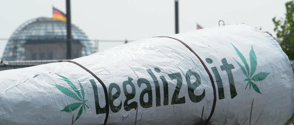 Die Demonstranten auf der Hanfparade in Berlin hatte eine klare Meinung zum Thema Freigabe von Cannabis. Die Berliner SPD ist skeptisch.