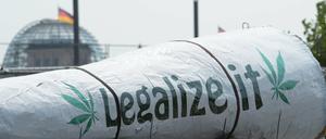 Die Demonstranten auf der Hanfparade in Berlin hatte eine klare Meinung zum Thema Freigabe von Cannabis. Die Berliner SPD ist skeptisch.