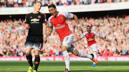 Duell unter Kollegen: Die deutschen Nationalspieler Bastian Schweinsteiger (li.) und Mesut Özil.