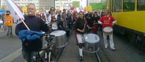 Musikschullehrer vorneweg bei der Demo für bessere Arbeitsbedingungen.