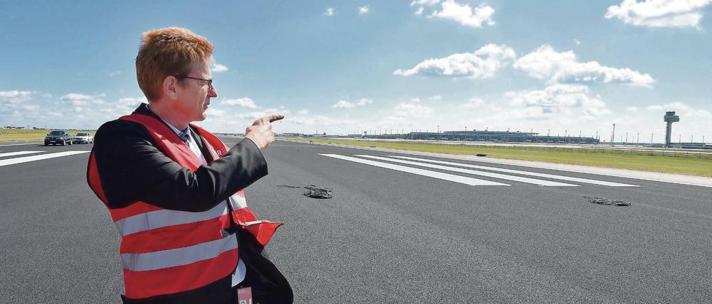 Flughafenchef Karsten Mühlenfeld auf der Baustelle am BER.