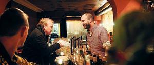 In Szene-Kneipen wie in der „Heilen Welt“ im Kiez am Nollendorfplatz sind die schwulen Berater von Mann-O-Meter regelmäßig zu Gast, um auch über ernste Themen wie Safer Sex zu reden.